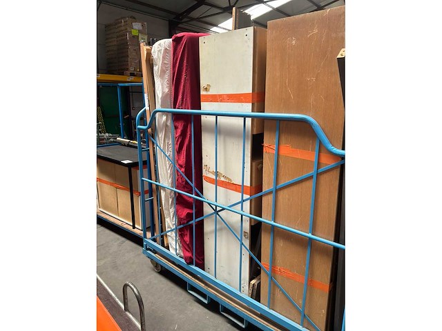 Gedemonteerd bed en 3 diverse kasten - afbeelding 6 van  7
