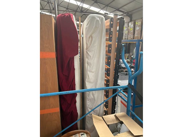 Gedemonteerd bed en 3 diverse kasten - afbeelding 7 van  7