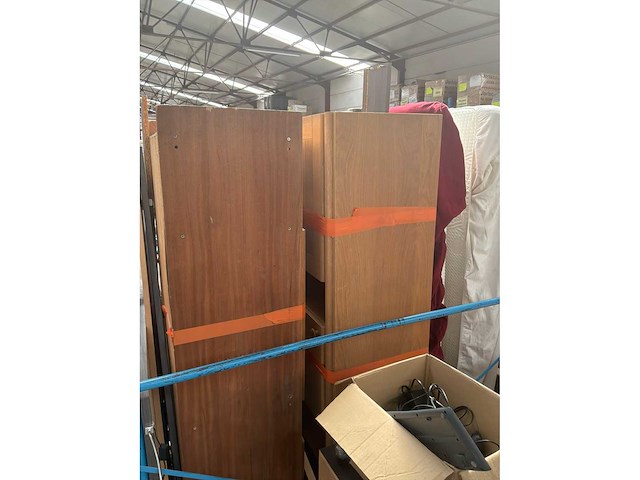 Gedemonteerd bed en 3 diverse kasten - afbeelding 7 van  8