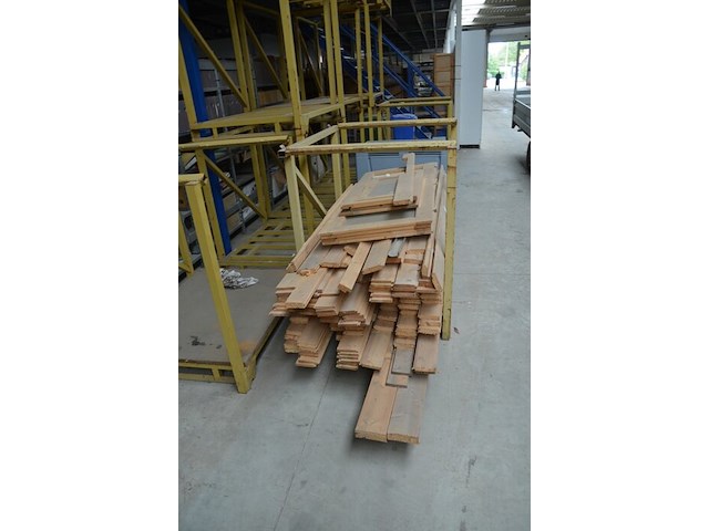 Gedemonteerd grenen tuinhuis (lot grenen planken) - afbeelding 2 van  6