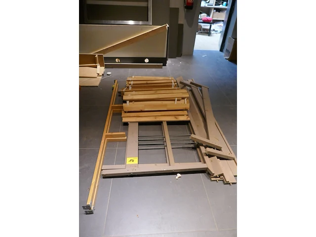 Gedemonteerd houten kinderbed + reeks lattenbodems - afbeelding 1 van  3