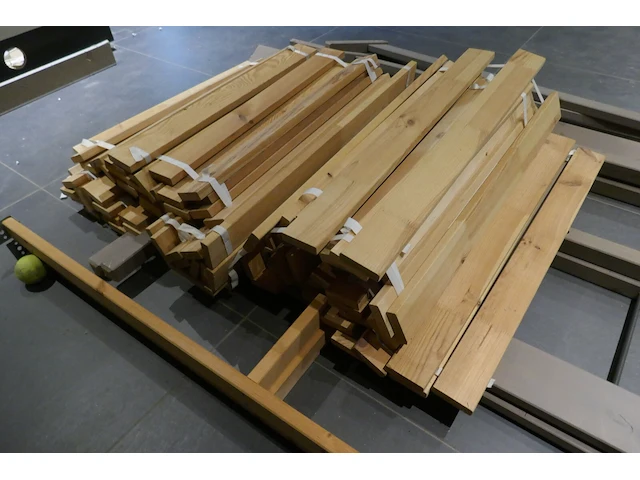 Gedemonteerd houten kinderbed + reeks lattenbodems - afbeelding 2 van  3