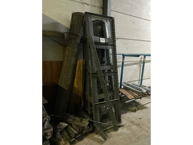 Gedemonteerd rek - afbeelding 1 van  3