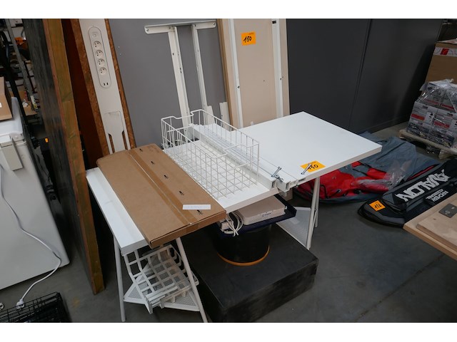 Gedemonteerde bureautafels - afbeelding 1 van  4