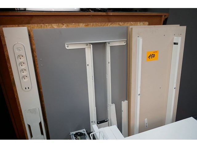 Gedemonteerde bureautafels - afbeelding 2 van  4