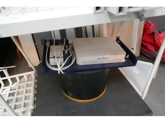 Gedemonteerde bureautafels - afbeelding 4 van  4