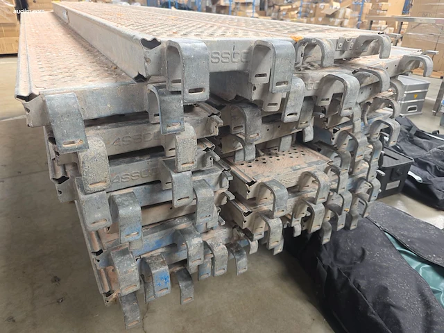 Gedemonteerde gevelsteiger scafom, altrad, assco - afbeelding 13 van  13