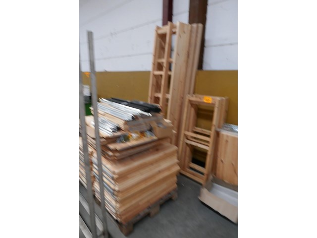 Gedemonteerde houten opbergrekken - afbeelding 1 van  5