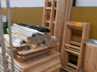 Gedemonteerde houten opbergrekken - afbeelding 1 van  5