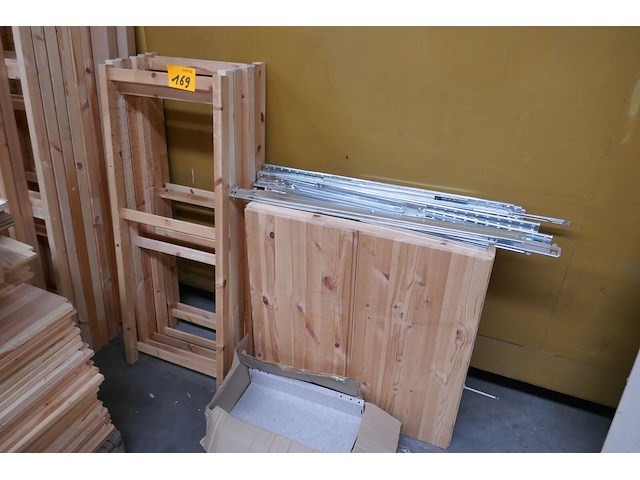 Gedemonteerde houten opbergrekken - afbeelding 2 van  5