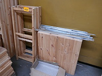 Gedemonteerde houten opbergrekken - afbeelding 2 van  5