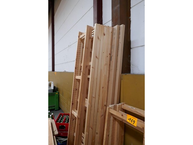 Gedemonteerde houten opbergrekken - afbeelding 3 van  5