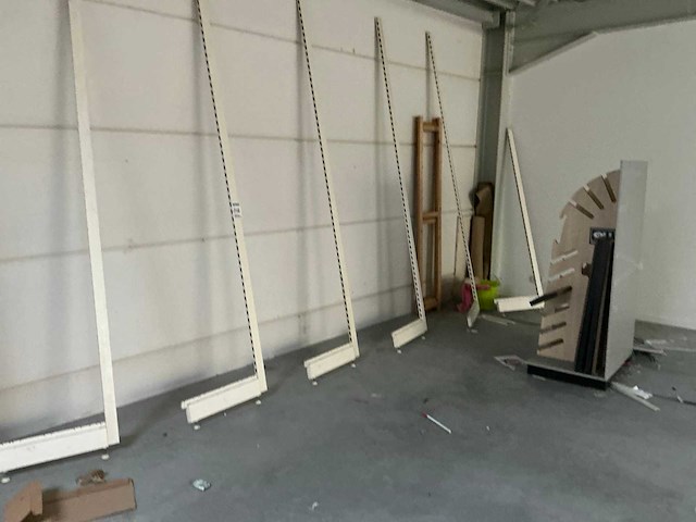 Gedemonteerde onderdelen van winkelstelling - afbeelding 2 van  4