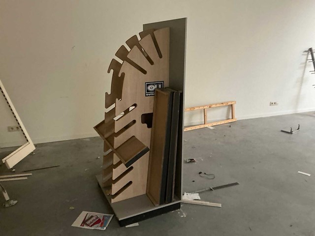 Gedemonteerde onderdelen van winkelstelling - afbeelding 4 van  4