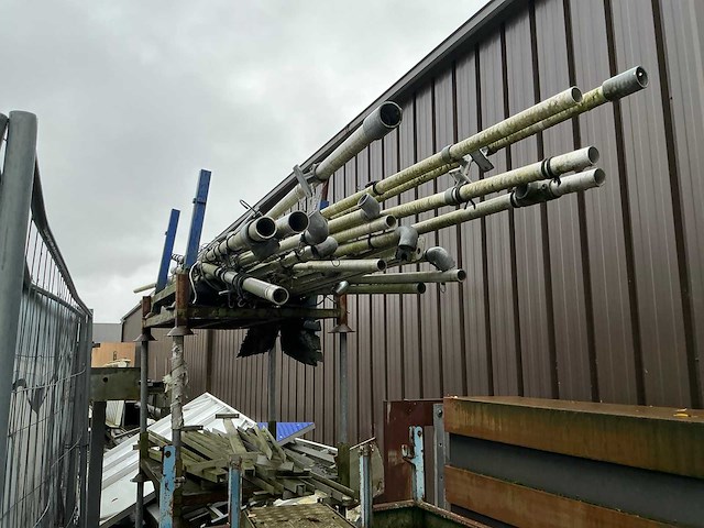 Gedemonteerde reclamebanners en profielen - afbeelding 1 van  2