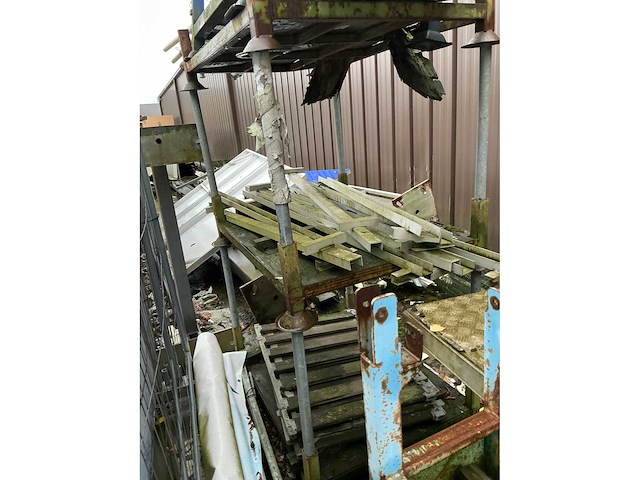 Gedemonteerde reclamebanners en profielen - afbeelding 2 van  2