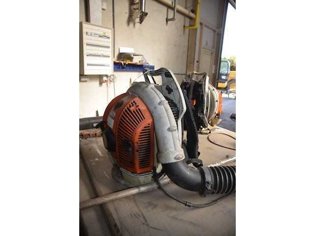 Gedragen bladblazer stihil op benzinemotor br600 (defect), bosmaaier stihl op benzinemotor (defect) - afbeelding 3 van  9