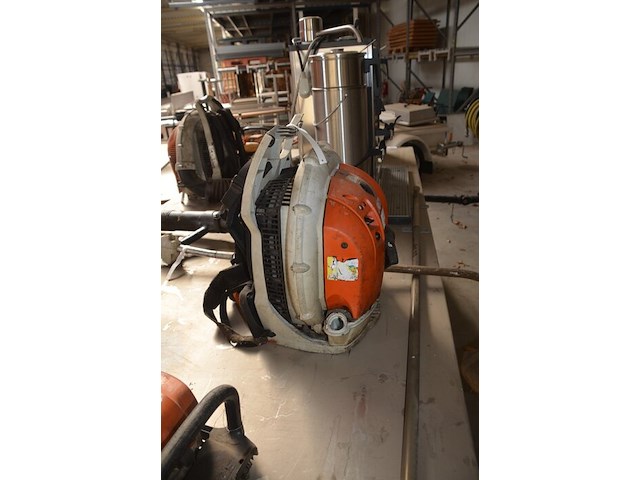 Gedragen bladblazer stihil op benzinemotor br600 (defect), bosmaaier stihl op benzinemotor (defect) - afbeelding 4 van  9