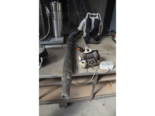 Gedragen bladblazer stihil op benzinemotor br600 (defect), bosmaaier stihl op benzinemotor (defect) - afbeelding 6 van  9