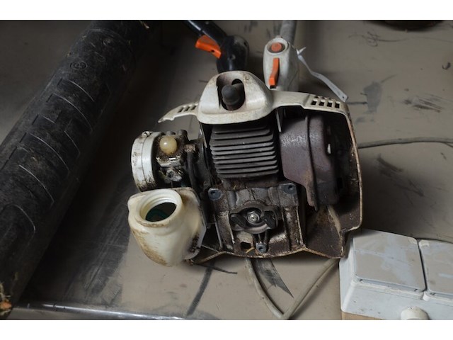Gedragen bladblazer stihil op benzinemotor br600 (defect), bosmaaier stihl op benzinemotor (defect) - afbeelding 7 van  9