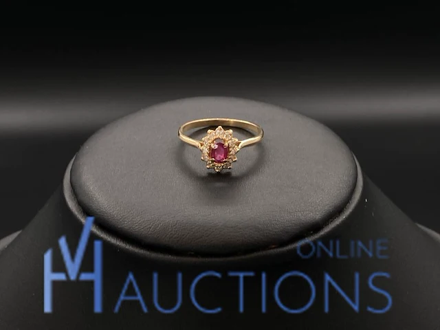 Geelgouden ring bezet met diamant en robijn 9 karaat - afbeelding 1 van  8