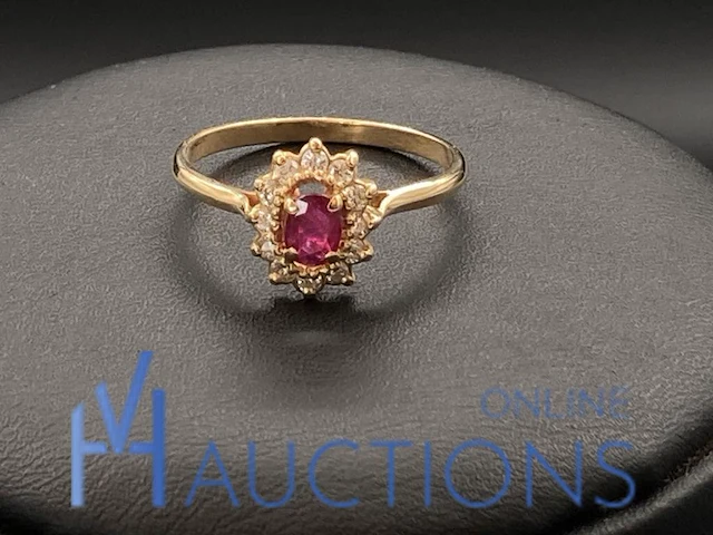 Geelgouden ring bezet met diamant en robijn 9 karaat - afbeelding 2 van  8