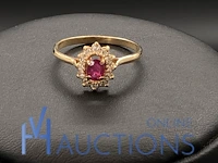 Geelgouden ring bezet met diamant en robijn 9 karaat - afbeelding 2 van  8