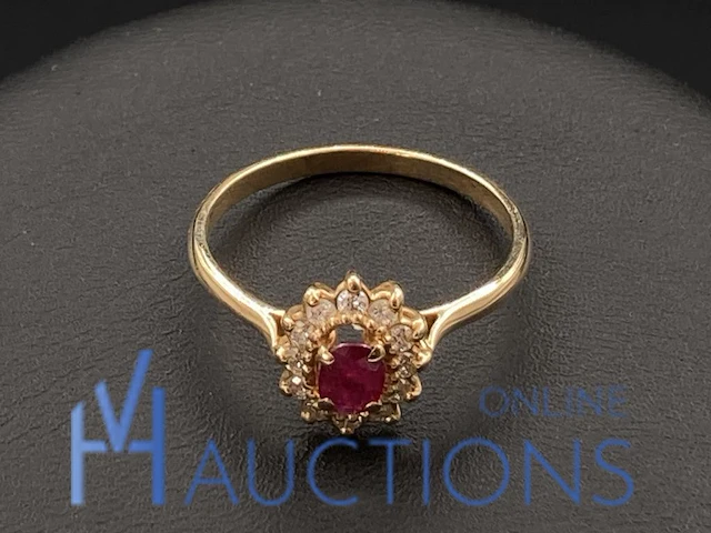 Geelgouden ring bezet met diamant en robijn 9 karaat - afbeelding 3 van  8