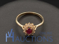 Geelgouden ring bezet met diamant en robijn 9 karaat - afbeelding 3 van  8