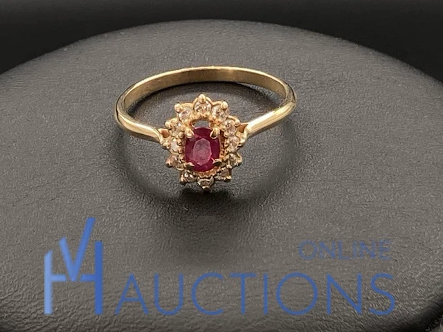 Geelgouden ring bezet met diamant en robijn 9 karaat - afbeelding 4 van  8