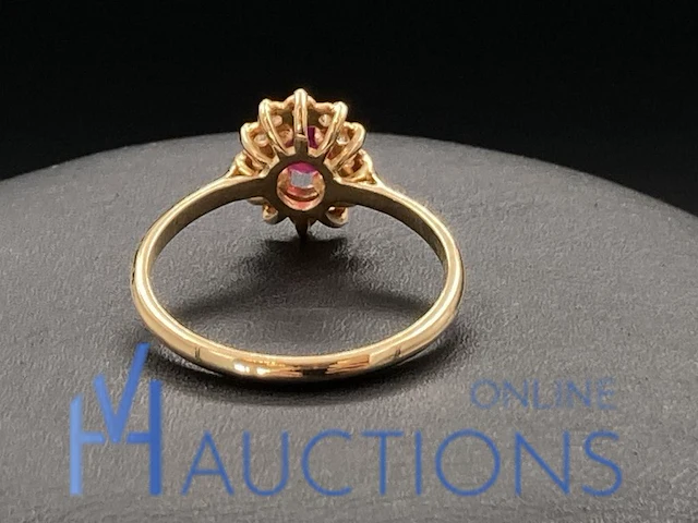 Geelgouden ring bezet met diamant en robijn 9 karaat - afbeelding 5 van  8