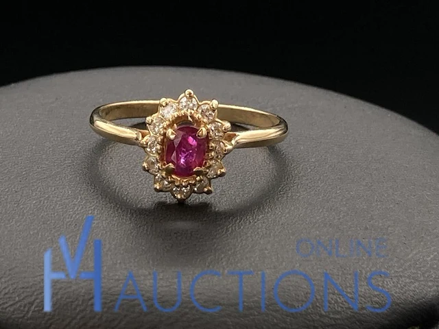 Geelgouden ring bezet met diamant en robijn 9 karaat - afbeelding 6 van  8