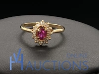 Geelgouden ring bezet met diamant en robijn 9 karaat - afbeelding 6 van  8