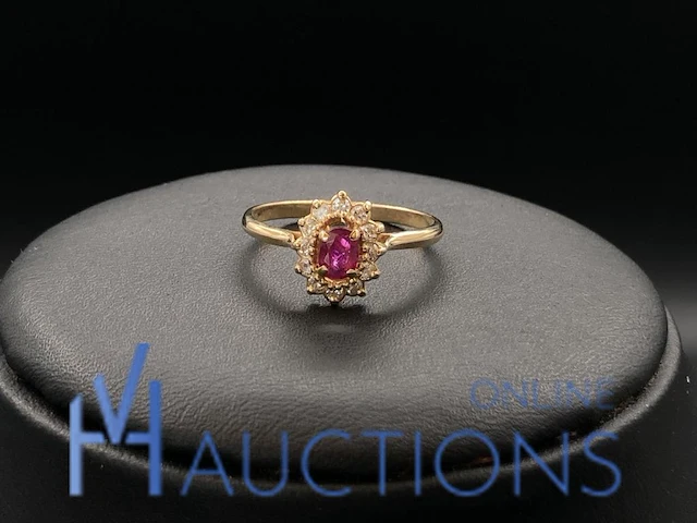 Geelgouden ring bezet met diamant en robijn 9 karaat - afbeelding 7 van  8