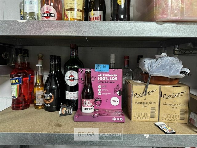 Geestrijke dranken en 12 glazen - afbeelding 1 van  5