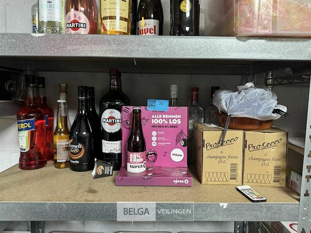 Geestrijke dranken en 12 glazen - afbeelding 2 van  5