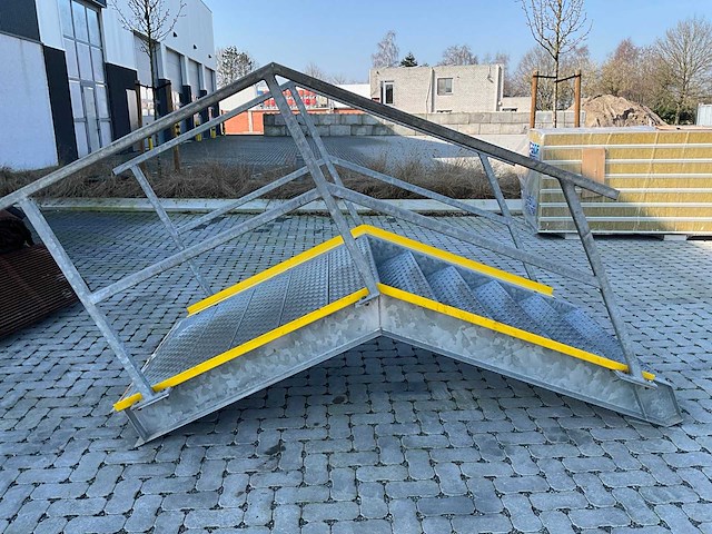 Gegalvaniseerd trap - afbeelding 1 van  7