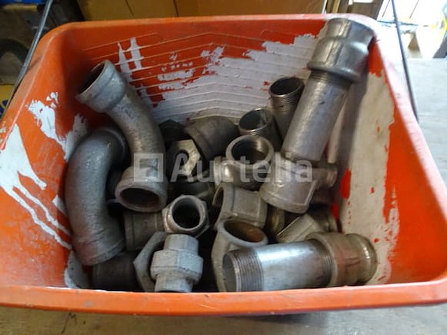 Gegalvaniseerde fittingen in een bak - afbeelding 1 van  6