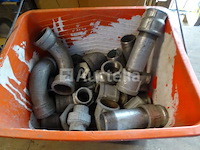 Gegalvaniseerde fittingen in een bak - afbeelding 1 van  6