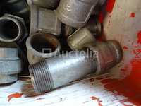 Gegalvaniseerde fittingen in een bak - afbeelding 3 van  6