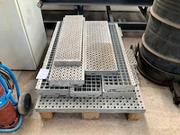 Gegalvaniseerde traptrede (14x) - afbeelding 1 van  4