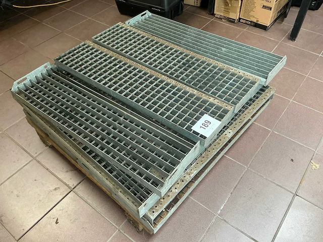 Gegalvaniseerde traptrede (16x) - afbeelding 1 van  2
