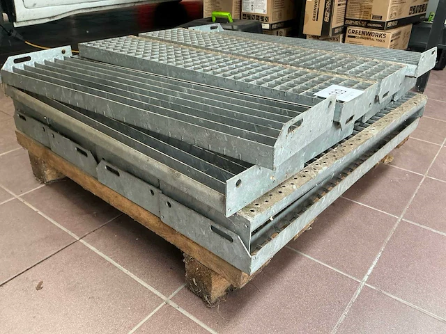 Gegalvaniseerde traptrede (16x) - afbeelding 2 van  2