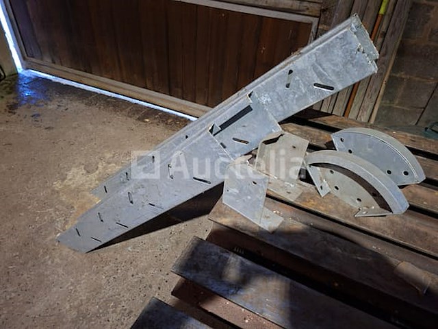 Gegalvaniseerde trapwangen - afbeelding 1 van  2