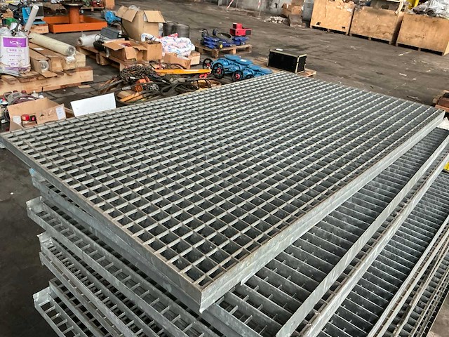 Gegalvaniseerde vloerrooster (26x) - afbeelding 1 van  2