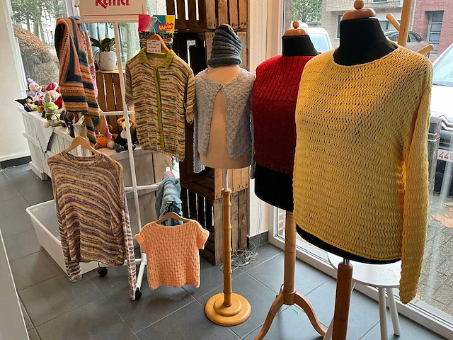 Gehaakte en gebreide kleding (27x) - afbeelding 1 van  34