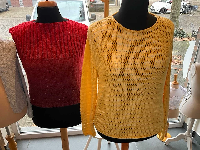 Gehaakte en gebreide kleding (27x) - afbeelding 12 van  34