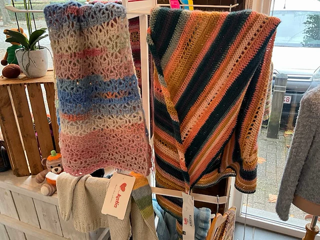 Gehaakte en gebreide kleding (27x) - afbeelding 32 van  34