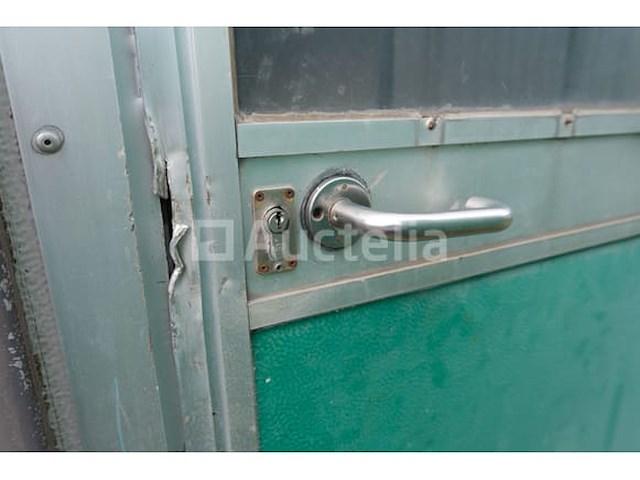 Geïsoleerde container op de bouwplaats - afbeelding 1 van  17