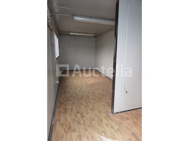 Geïsoleerde container op de bouwplaats - afbeelding 16 van  17
